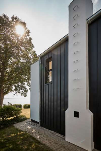 A very fine roof and façade solution on Funen, Strandvej 54B, Ballen, 5762 Vester Skerninge